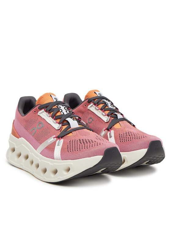Para butów sportowych ustawiona pod kątem, widoczny przód i góra cholewek.