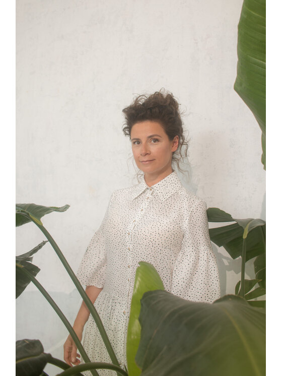 Justyna Ołtarzewska Justyna Ołtarzewska Sukienka Falballa Groszki Biały Regular Fit