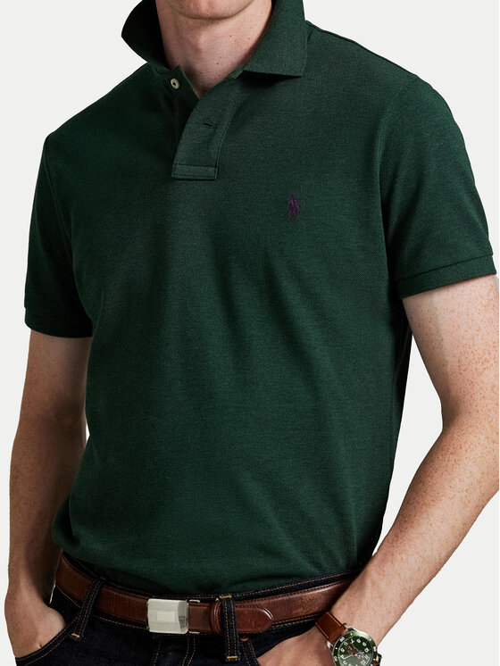 Zbliżenie na górną część tułowia modela w koszulce polo.