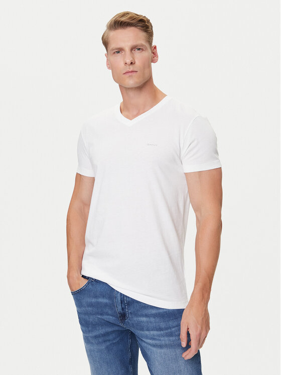 Model w koszulce z krótkim rękawem, ujęcie do bioder.