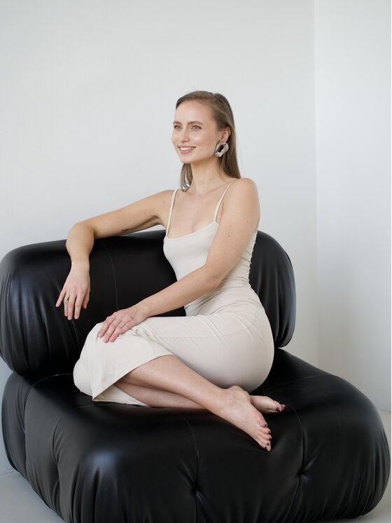 MAI MAI Sukienka dzianinowa MILA Beżowy Feminine Fit