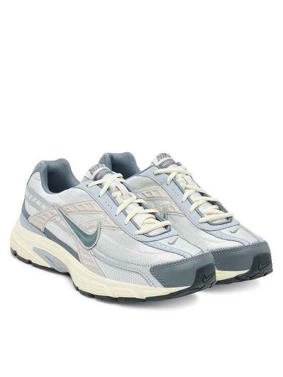 Buty sportowe widziane z przodu pod kątem, widoczne sznurowadła i noski.