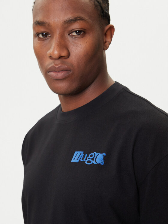 Zbliżenie na górną część T-shirtu na modelu, widok z przodu.