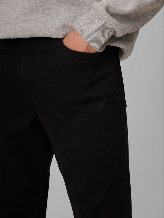 4F 4F Spodnie materiałowe ESSENTIAL Czarny Regular Fit