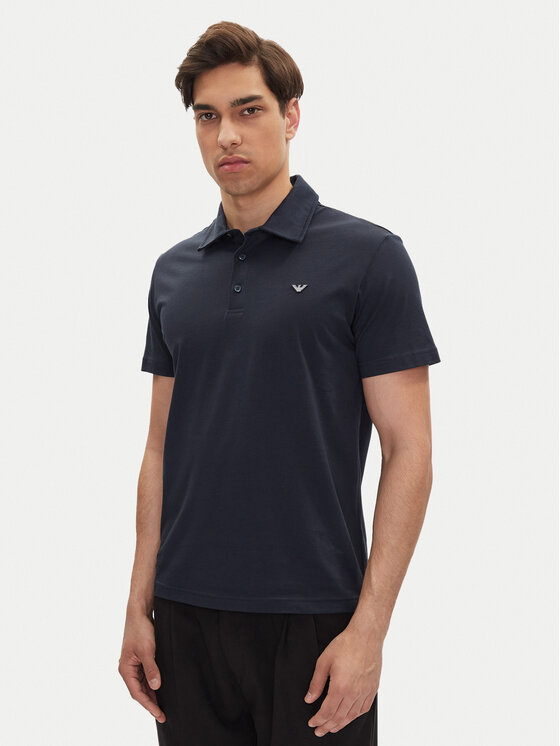 Model w koszulce polo, ujęcie z przodu od pasa w górę.