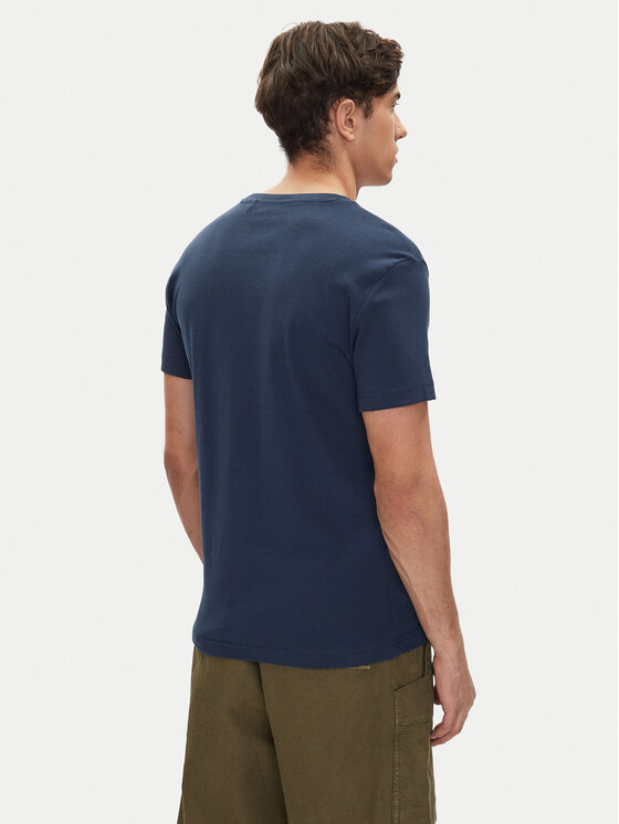 Model w t-shircie, ujęcie sylwetki od tyłu do wysokości ud.