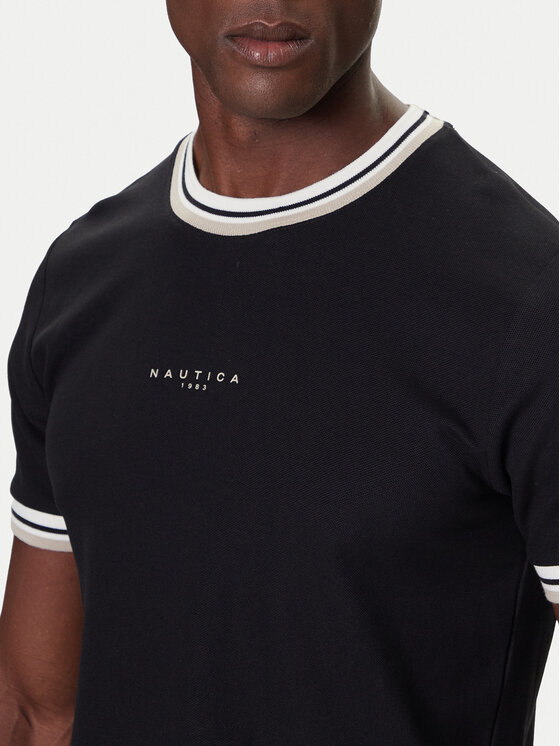 Zbliżenie na górną część t-shirtu na modelu.