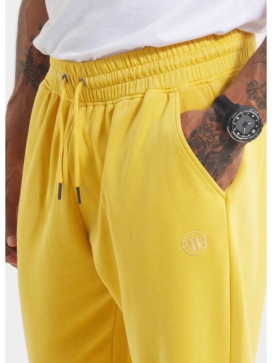 PITBULL PITBULL Spodnie dresowe Washed Lancaster II Żółty Regular Fit
