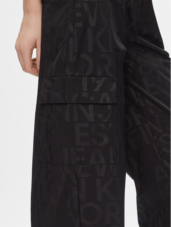Calvin Klein Jeans Calvin Klein Jeans Pantaloni din material Loose Logo Aop Cargo Pant J20J222596 Negru Regular Fit