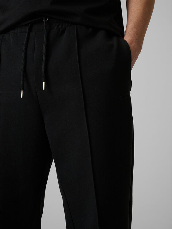 4F 4F Spodnie dresowe SPORT STORIES 25/26 Czarny Regular Fit