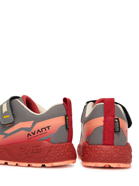 Buty sportowe widziane od tyłu, zbliżenie na zapiętek i podeszwy.