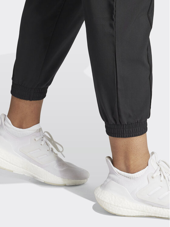 adidas adidas Pantaloni da tuta Train Essentials Minimal IJ5923 Nero Regular Fit
