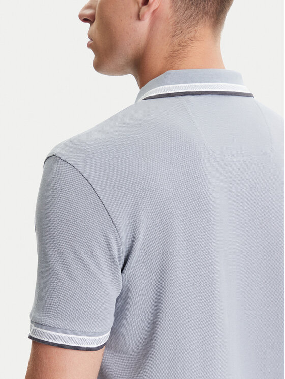Zbliżenie na tył koszulki polo prezentowanej przez modela.