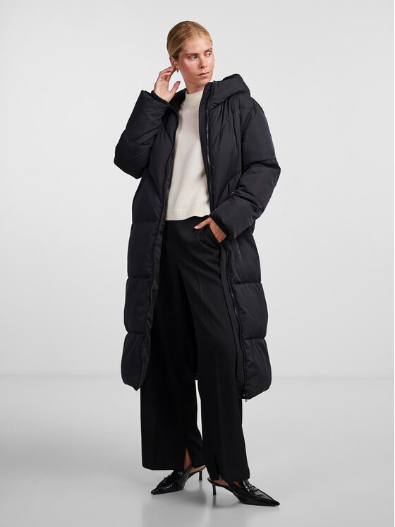 YAS YAS Pūkinė striukė 26030707 Juoda Regular Fit