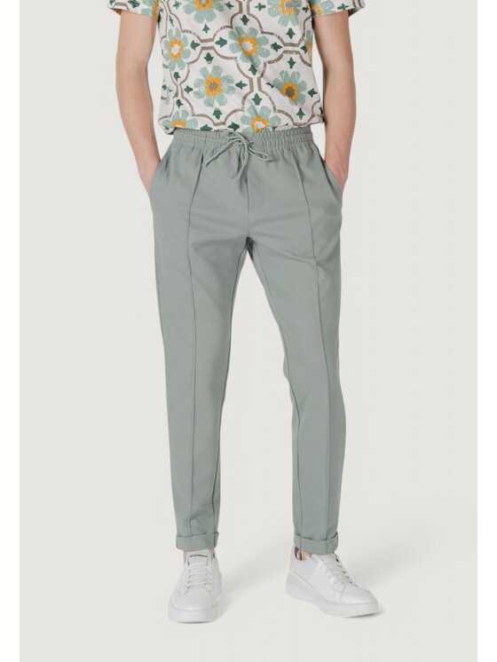 Antony Morato Antony Morato Spodnie dresowe CARROT FIT WITH LOGOED METAL BADGE Zielony Carrot Fit