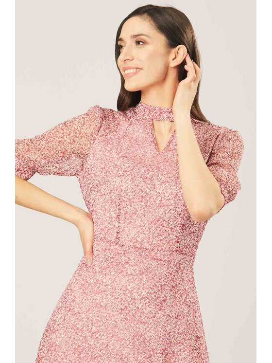 QUIOSQUE QUIOSQUE Sukienka codzienna DRW05 Koralowy Regular Fit