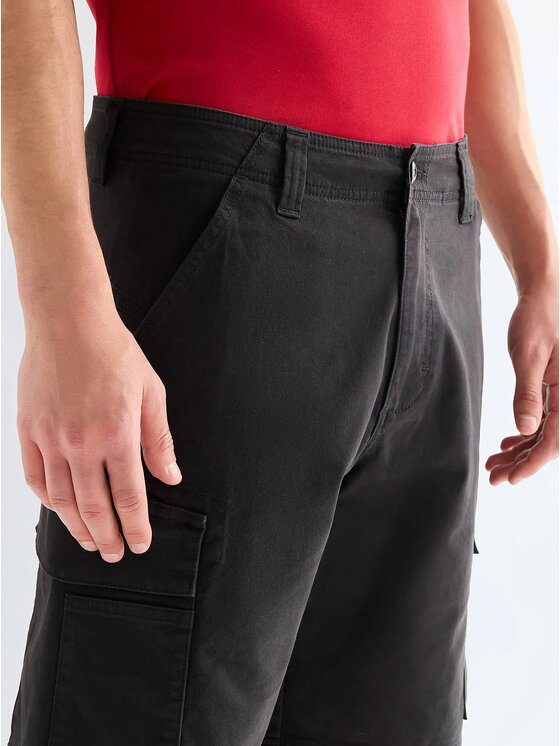 Wrangler Wrangler Szorty materiałowe PK CARGO SHORT Czarny Relaxed Fit