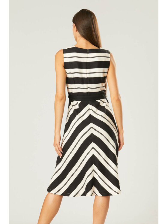 QUIOSQUE QUIOSQUE Každodenné šaty 4JT008 Biela Regular Fit
