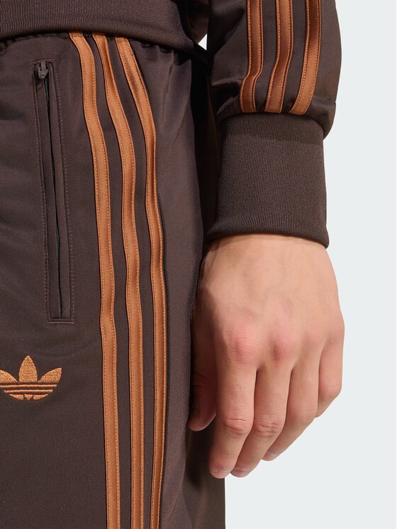 adidas adidas Spodnie materiałowe 159128 Brązowy ciemny Regular Fit