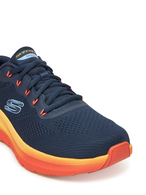 Zbli?enie na przedni? cz??? buta sportowego i fragment podeszwy.