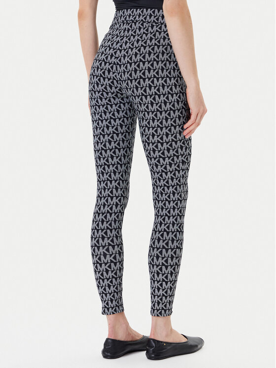 Modelka ubrana w legginsy, ujęcie sylwetki od tyłu od pasa w dół.