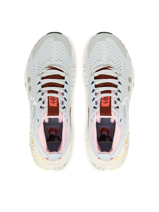 Para butów sportowych widoczna z góry, widok na cholewki i sznurowadła.