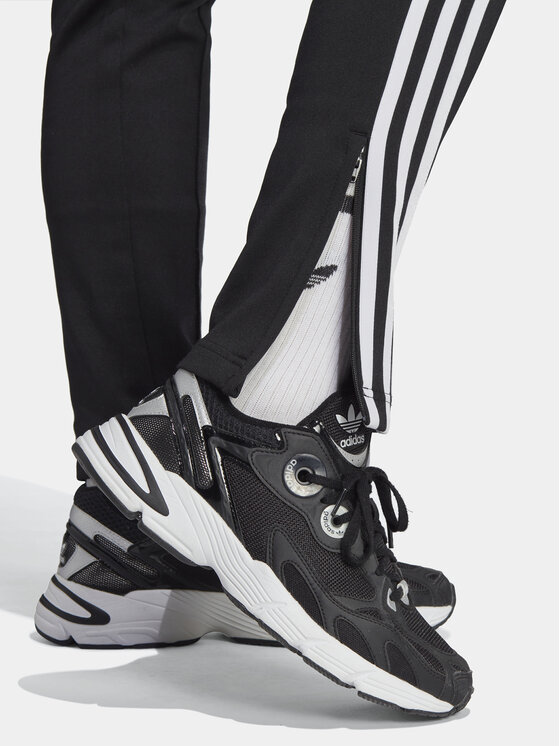 adidas adidas Spodnie dresowe adicolor SST IK6600 Czarny Slim Fit