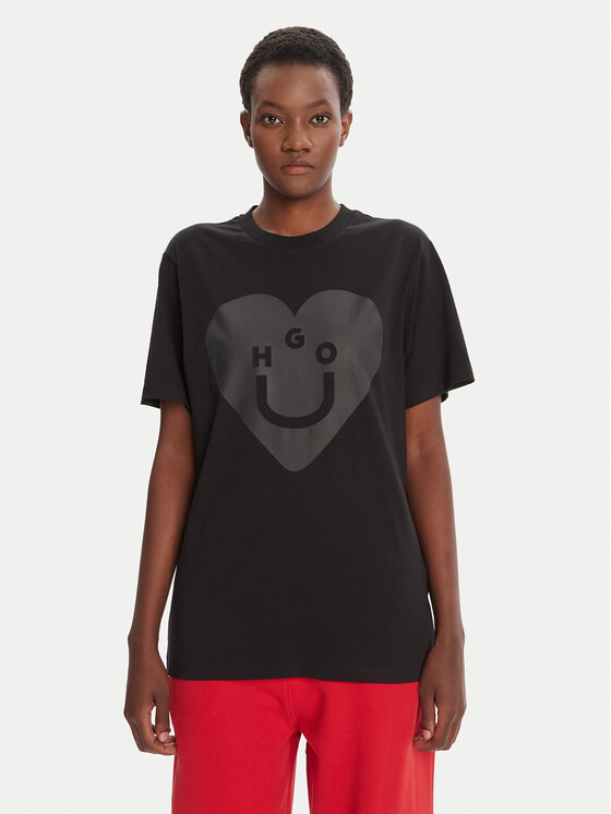 Modelka stojąca przodem, prezentująca T-shirt z nadrukiem na piersi.