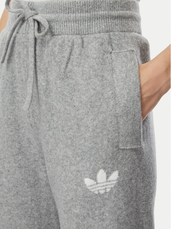 adidas adidas Долнище анцуг Essentials IA4439 Светлосив Loose Fit