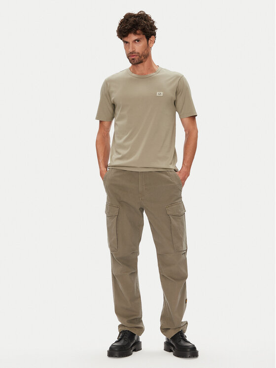Model w pełnej sylwetce prezentujący t-shirt i spodnie cargo, ujęcie z przodu.
