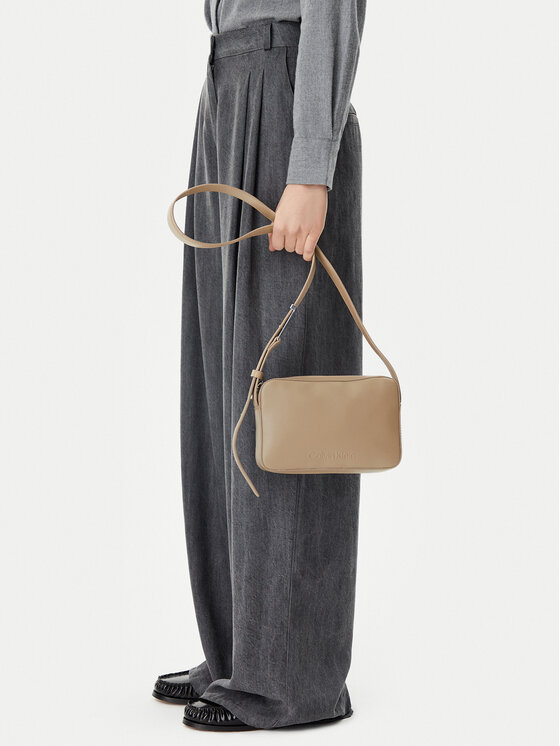 Calvin Klein Calvin Klein Torbica Embossed Logo Camera Bag K60K612555 Smeđa
