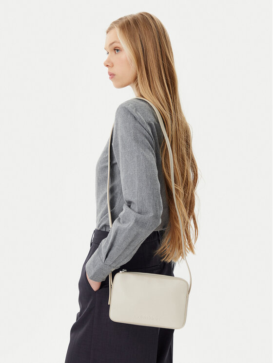 Calvin Klein Calvin Klein Käekott Embossed Logo Camera Bag K60K612555 Beež