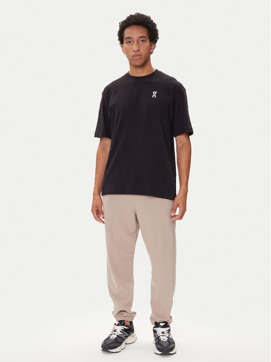 On On T-shirt Club-T 1ME1005 Crna Relaxed Fit