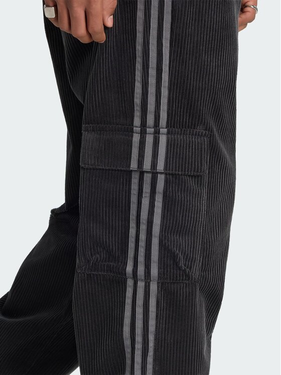 adidas adidas Spodnie materiałowe 169004 Czarny Loose Fit