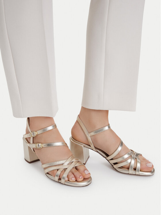 Clarks Clarks Sandali Ezoria Strap 26185896 Oro