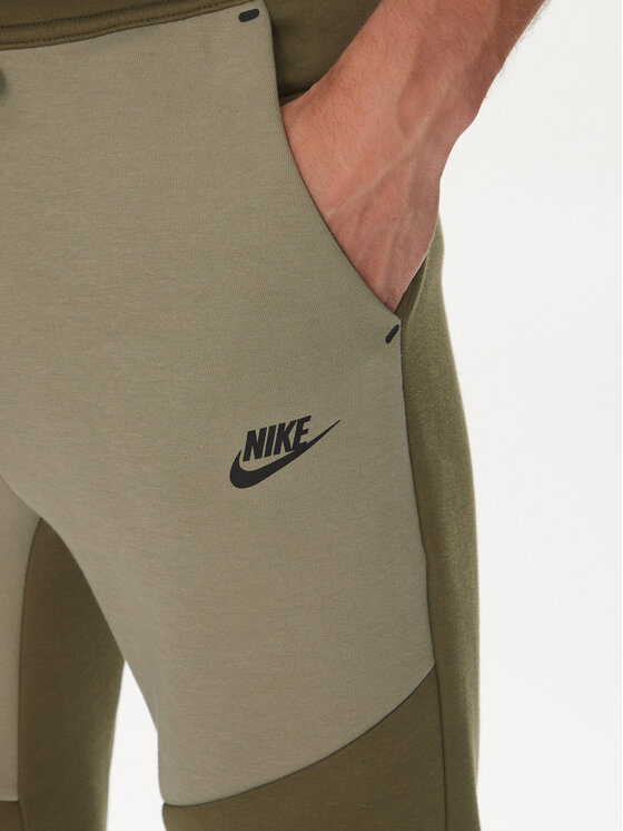 Nike Nike Spodnji del trenirke Tech HV0959 Khaki Regular Fit