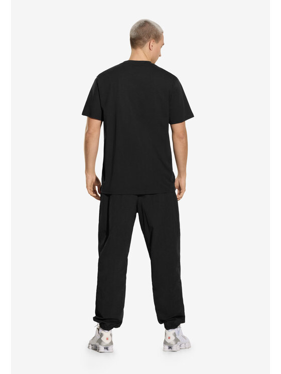 Model prezentujący t-shirt, widok na tył sylwetki.