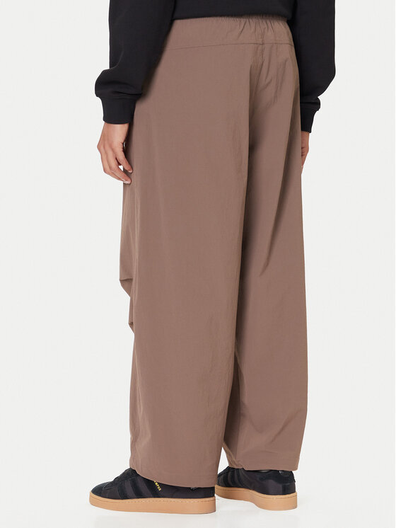 adidas adidas Pantaloni di tessuto Premium Essentials Utility Parachute JW1087 Marrone Loose Fit