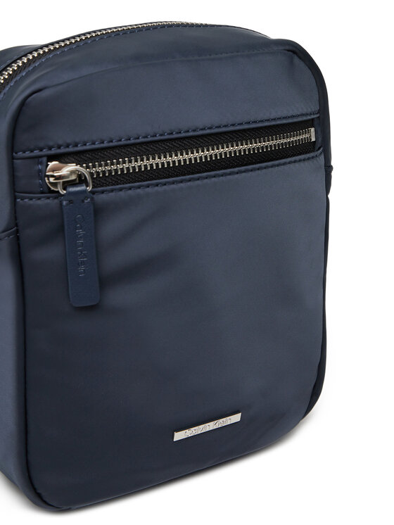 Calvin Klein Calvin Klein Мъжка чантичка Sleek Nylon Reporter LV04D3176G Тъмносин