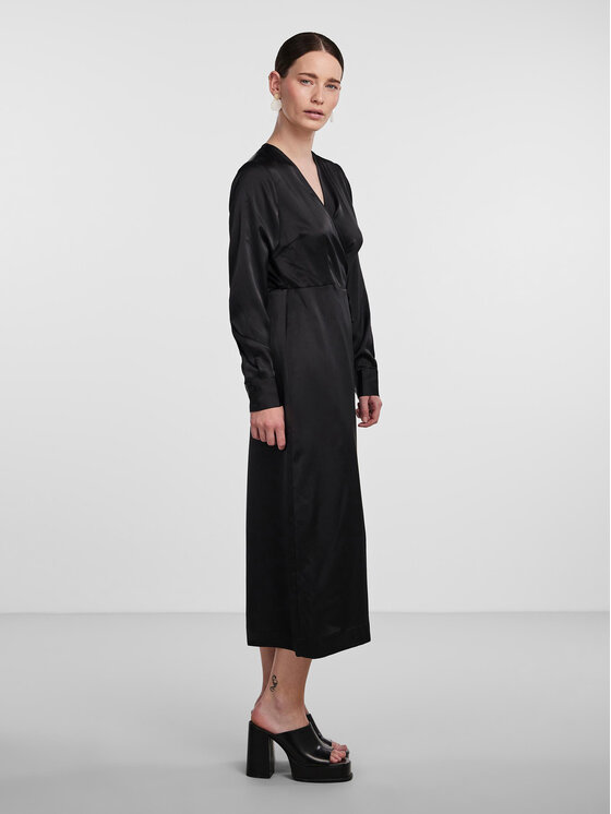 YAS YAS Sukienka codzienna Pella 26030740 Czarny Regular Fit