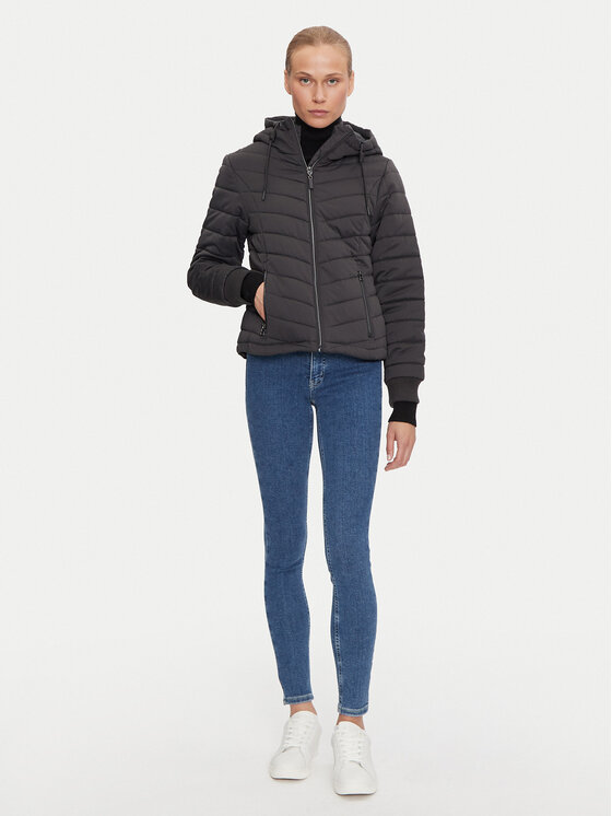 JDY JDY Pūkinė striukė Ebonie 15328268 Juoda Regular Fit