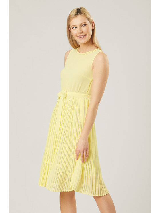 QUIOSQUE QUIOSQUE Sukienka codzienna BRAID MIDI DRESS Żółty Regular Fit