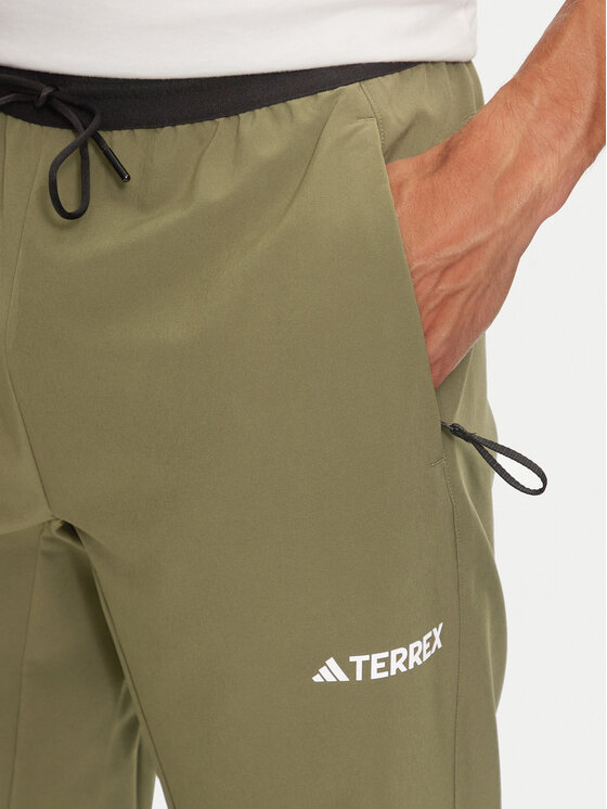 adidas adidas Outdoor hlače Terrex Liteflex Hiking IQ3510 Zelena Regular Fit