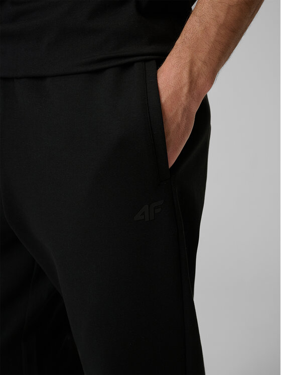 4F 4F Spodnie dresowe ESSENTIAL 2 Czarny Regular Fit