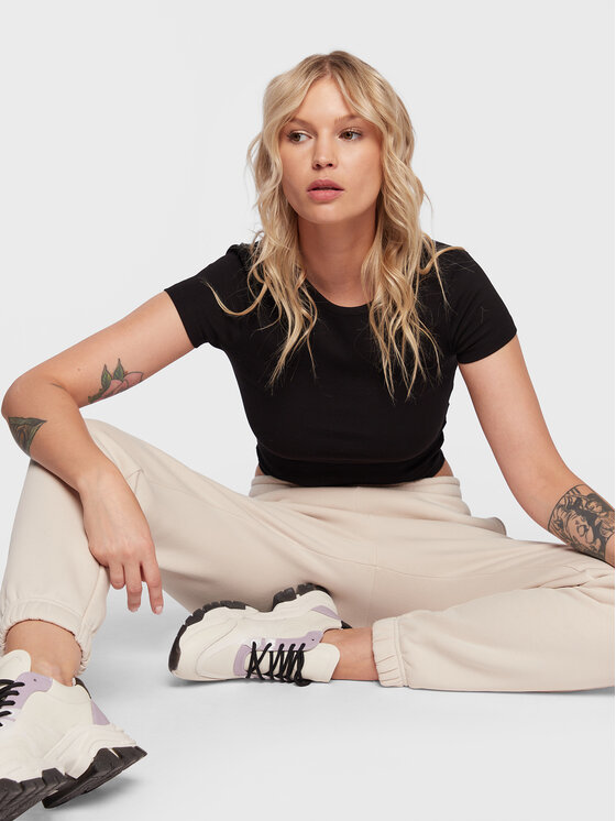 Gina Tricot Gina Tricot T-shirt Basic 17957 Crna Slim Fit