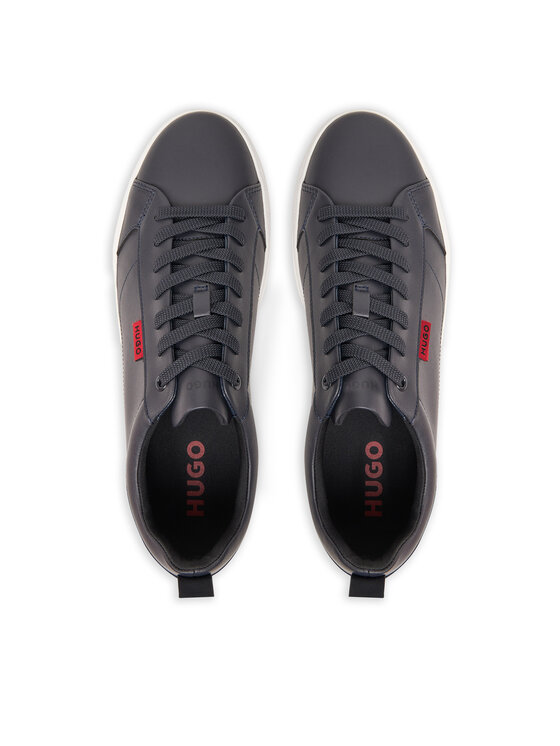 Para sneakerów widoczna z góry, pokazane sznurowanie i otwory cholewki.