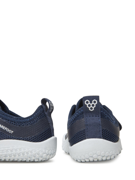 Tylne części dwóch butów dziecięcych, widoczne pętelki przy pięcie.