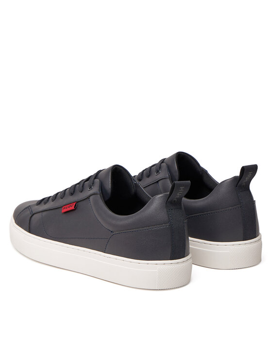 Para sneakerów pokazana pod kątem z tyłu, widoczne zapiętki i podeszwy.