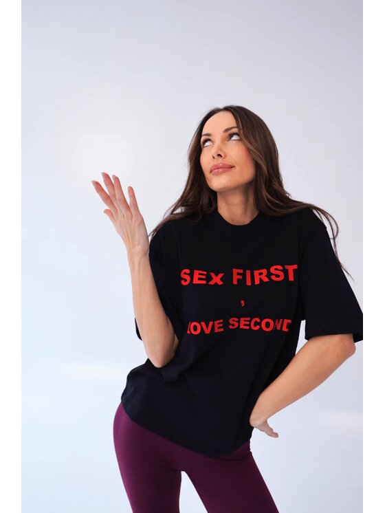 Chiara Wear Chiara Wear T-Shirt T-shirt bawełniany oversize SEX FIRST Czarny Oversize