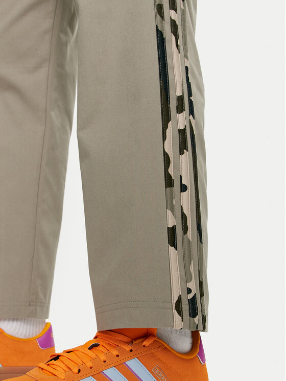 adidas adidas Dressipüksid Essentials Camo-Print 3-Stripes IY1686 Roheline Loose Fit